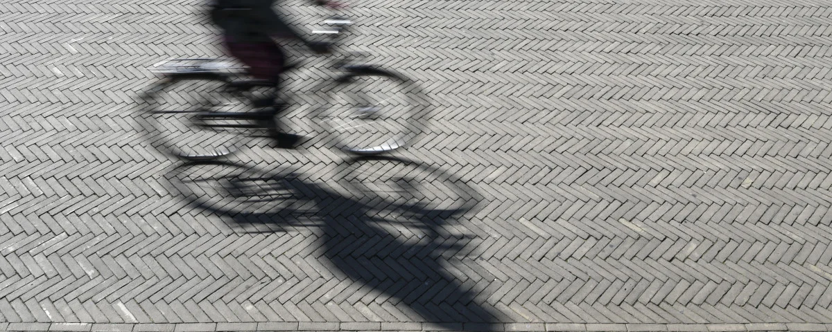 Fahrradfahrer im Gegenlicht