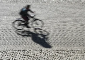 Fahrradfahrer im Gegenlicht | Foto: Karsten Klama / fundus-medien.de